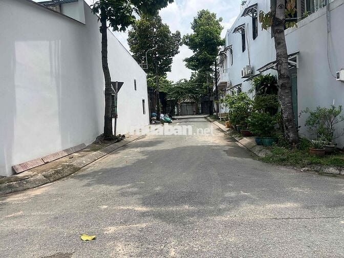 Chi thuê nhà 6 dài 23 có 1  ph 1 gác rộng hợp ở làm may , kho chứa han
