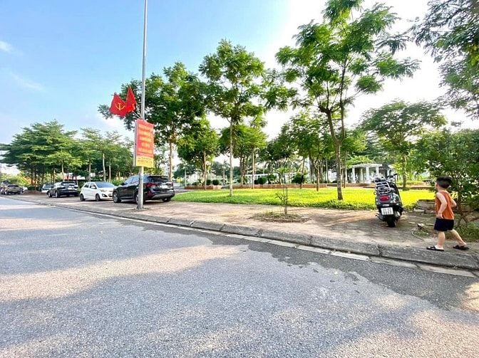 Bán nhà TĐC Giang Biên 5 tầng vỉa hè kinh doanh dt 60m2 mt 5m