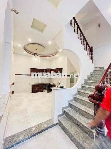 cho thuê nhà trêt 2 lầu sân xe hơi