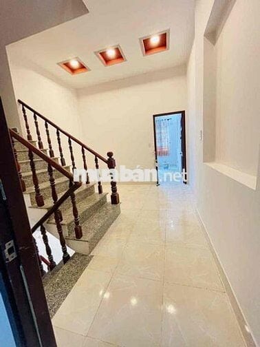 cho thuê nhà trêt 2 lầu sân xe hơi