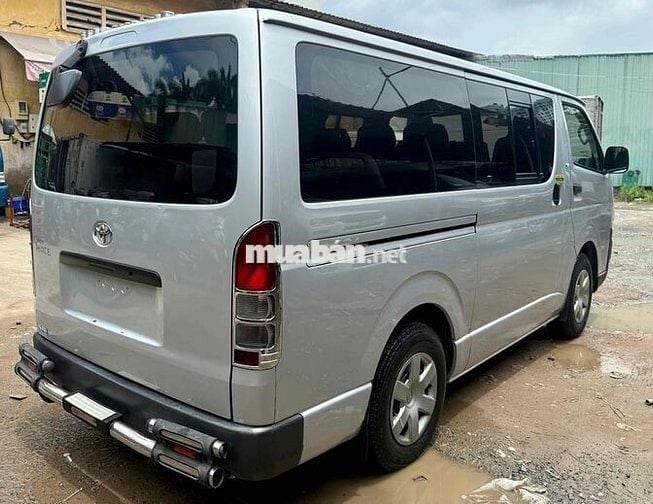 Toyota Hiace nóc thấp nhập Nhật, 16 chỗ máy xăng