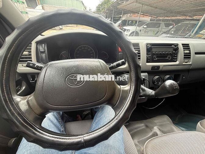 Toyota Hiace nóc thấp nhập Nhật, 16 chỗ máy xăng