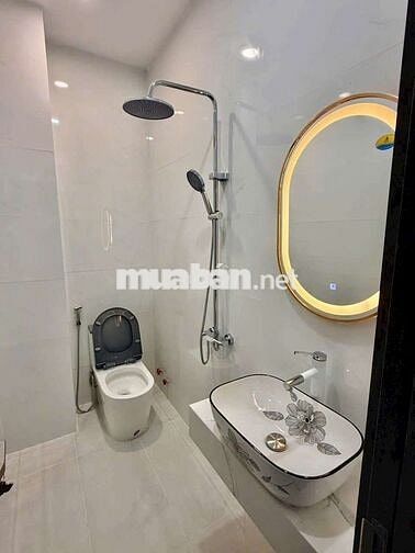 Nhà 1 triệt, 2 lầu, sân thượng,3p,4wc, phòng thờ