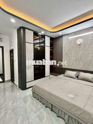 Nhà 1 triệt, 2 lầu, sân thượng,3p,4wc, phòng thờ