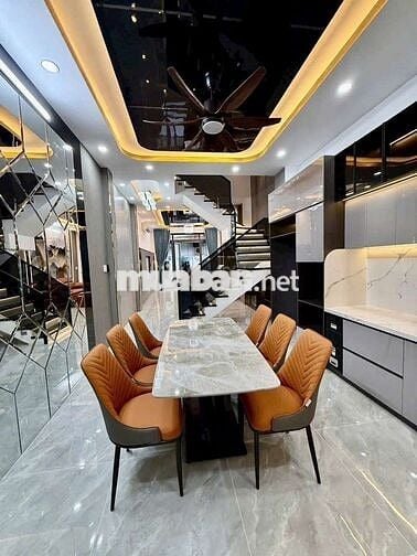 Nhà 1 triệt, 2 lầu, sân thượng,3p,4wc, phòng thờ