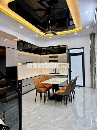 Nhà 1 triệt, 2 lầu, sân thượng,3p,4wc, phòng thờ