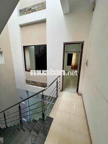 Cho thuê nhà 4.2x20, 425 Nguyễn Thái Bình, p4, Tân Bình 5pn, 4 nvs