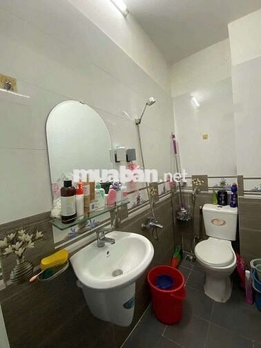 Bán nhà sổ hồng riêng hoàn công đầy đủ đường trước nhà 6 m