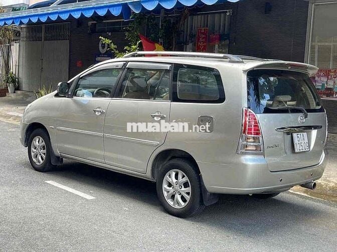 Toyota Innova 2006 G - 1212 km
