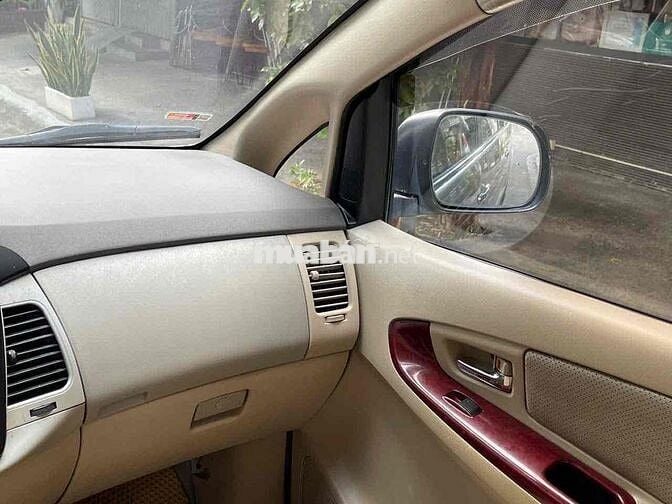 Toyota Innova 2006 G - 1212 km