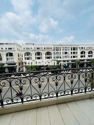 PHÒNG FULL NỘI THẤT MỚI KẾ BÊN TRƯỜNG ĐH LUẬT