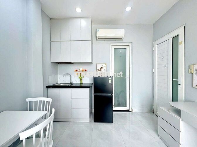 Cho thuê phòng trọ quận 1_Full nội thất_Balcony_Thang máy_Bùi Viện