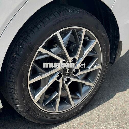 Siêu lướt Elantra 2021 chỉ 8.000km sai km tặng xe
