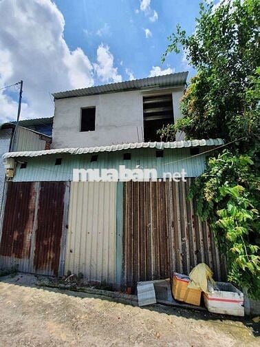 Nhà và đất 1 nền có nhà 1 lầu đúc 2 nền có nhà tiền chế có lẻ từng nền