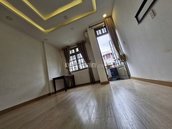 CHO THUÊ PHÒNG GẦN SÂN BAY CÓ BAN CÔNG NHỎ