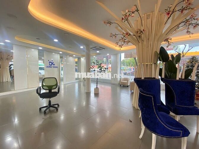 GÓC TRƯNG BÀY 2 LẦU VỊ TRÍ THƯƠNG HIỆU NGAY NÚT GIAO H.V.THỤ&N.V.TRỖI