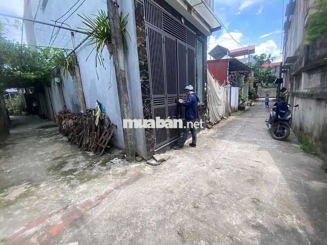 Nhà dân xây lô góc 2T*40m2, ngõ nông,rộng, ô tô đỗ cửa. Giá chỉ 3,3 tỷ
