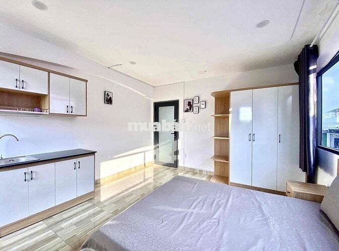 Phòng Ban Công view thoáng, Full Nội Thất 40m2 ngay Phăn Văn Trị