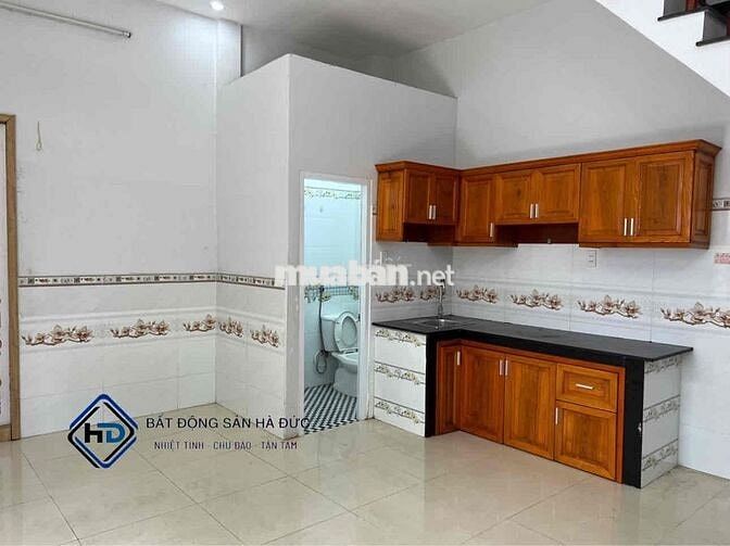 Nhà trệt 2 lầu hẻm xe hơi đậu cửa cách chợ 100m