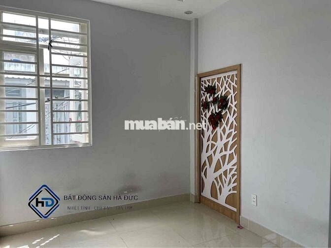 Nhà trệt 2 lầu hẻm xe hơi đậu cửa cách chợ 100m