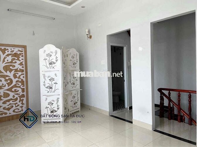 Nhà trệt 2 lầu hẻm xe hơi đậu cửa cách chợ 100m