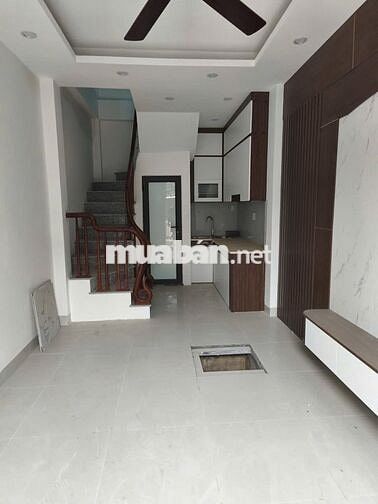 Ô tô đỗ cửa. 3 bước ra chợ. Cạnh trục đường lớn vào trung tâm