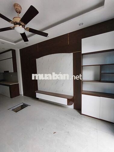 Ô tô đỗ cửa. 3 bước ra chợ. Cạnh trục đường lớn vào trung tâm