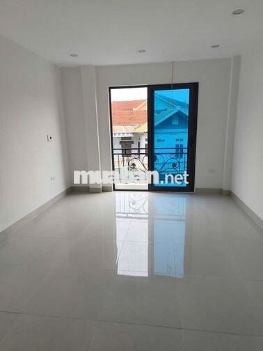 Ô tô đỗ cửa. 3 bước ra chợ. Cạnh trục đường lớn vào trung tâm