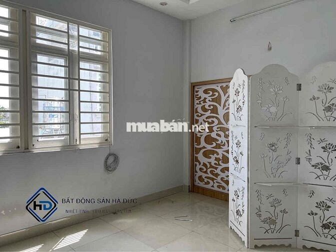 Nhà trệt 2 lầu hẻm xe hơi đậu cửa cách chợ 100m