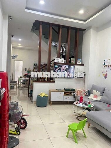 Nhà mới sẵn 1sô nội thất dht17 thông ra ql1a, 4p .sân thương.