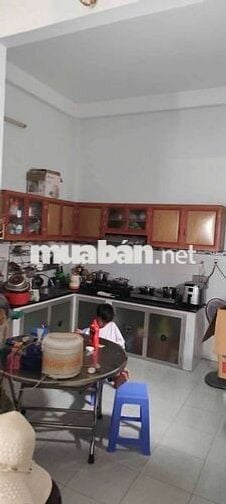 4x18 1 lầu 3p có pn dưới .
sân để xe . Sân thượng . Nhà mới sơn sửa