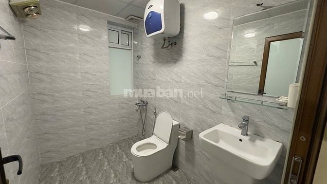 Cho thuê căn hộ chung cư 135 m2 gần bênh viện Bạch Mai, căn góc, 3 ngủ