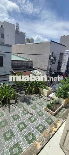 4x18 1 lầu 3p có pn dưới .
sân để xe . Sân thượng . Nhà mới sơn sửa