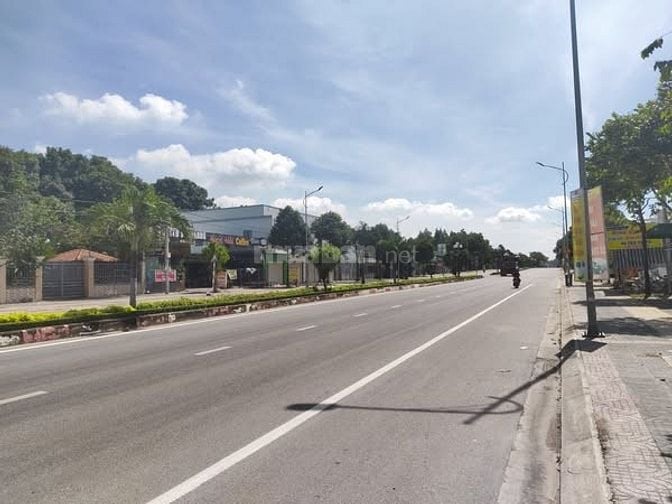 Cần bán lô đất mặt tiền đường Cách Mạng Tháng 8, trung tâm Phú Mỹ, HCM