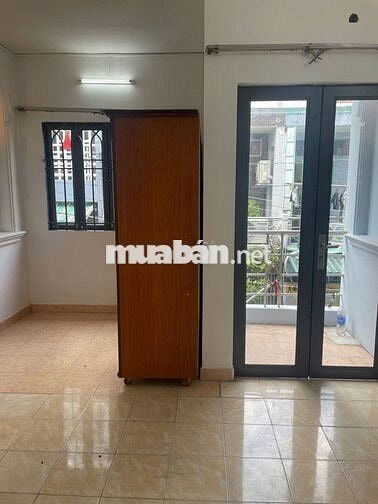 Cho thuê nhà 3 lầu gồm 3pn và 2 tollet! Q. Bình Tân sát Tân Phú