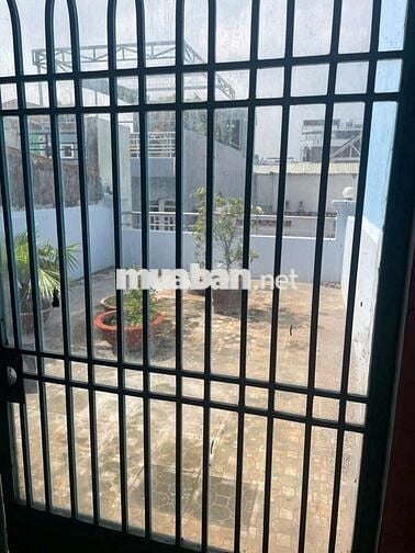 Cho thuê nhà 3 lầu gồm 3pn và 2 tollet! Q. Bình Tân sát Tân Phú