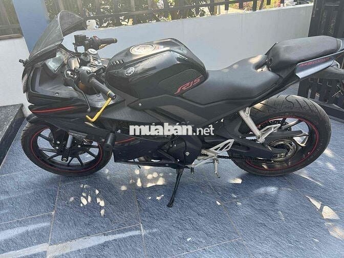 R15V3 đen đỏ