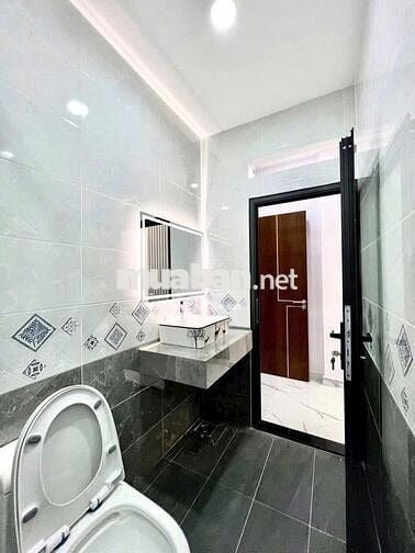 CẦN BÁN GẤP CĂN NHÀ /CÁCH TRUNG TÂM TPHCM 10P(GẦN CHỢ BÌNH ĐIỀN 450M)