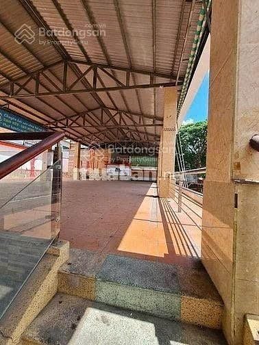 Cho thuê nhà 3000m góc 2 mặt tiền Đ.Hoàng Việt,Q.Tân Bình giá 700 Tr.