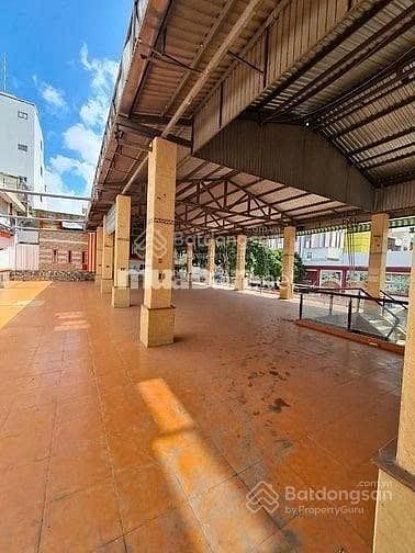 Cho thuê nhà 3000m góc 2 mặt tiền Đ.Hoàng Việt,Q.Tân Bình giá 700 Tr.