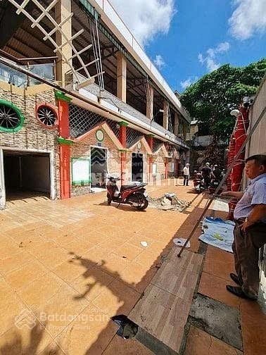 Cho thuê nhà 3000m góc 2 mặt tiền Đ.Hoàng Việt,Q.Tân Bình giá 700 Tr.