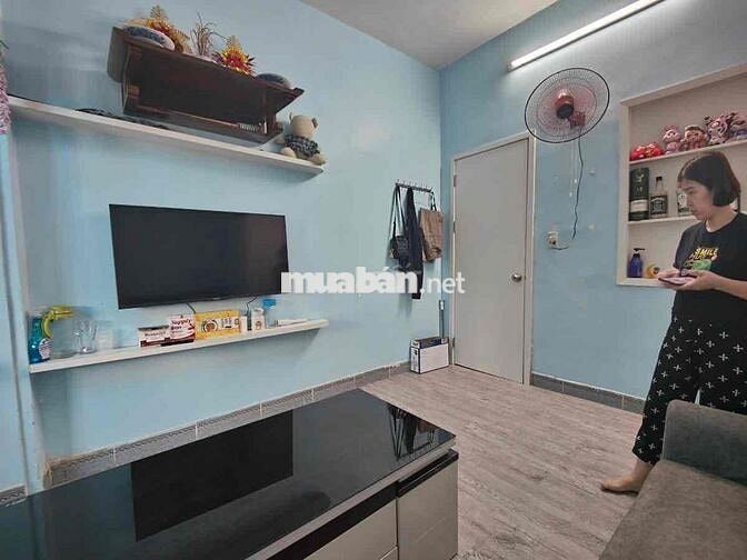 Bán nhà tập thể phố 8/3 oto đỗ chân cầu thang nhà đẹp 2 thoáng ở ngay