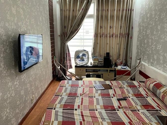 Nhà Q7 giáp Q4, hẻm 5m, 65m2, ngang 4.5m, nở hậu, 4PN, giá 6.9 tỷ