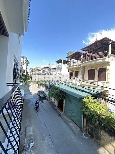LẠC LONG QUÂN GIÁ TỐT Ô TÔ ĐỖ CỬA ĐI BỘ RA HỒ TÂY