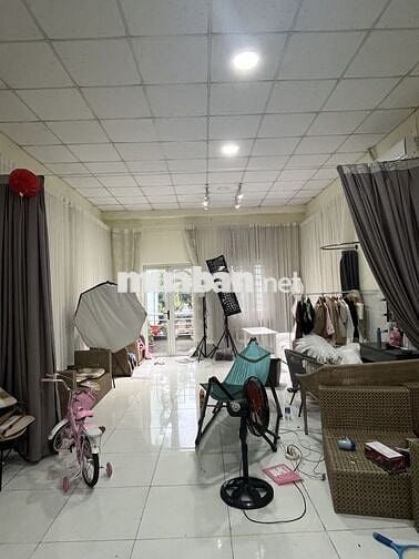 NHÀ TRỆT LẦU 150M2 MẶT TIỀN NGUYỄN HỮU CẢNH GẦN CỤM TRƯỜNG HỌC