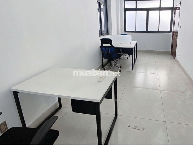 Văn phòng 20m2 sẵn nội thất giá rẻ 4,5 tr ở Vạn Phúc, máy lạnh, hầm xe