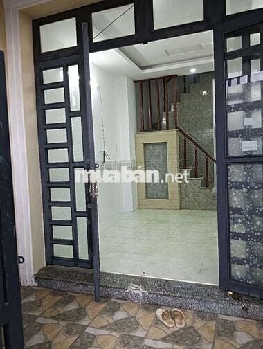 Mình cho thuê nhà nguyên căn nằm ngay trung tâm thị trấn Cần Giuộc.