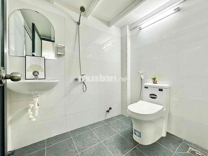 DUPLEX CỬA SỔ TRỜI - BAN CÔNG NGAY CẦU VƯỢT HOÀNG HOA THÁM