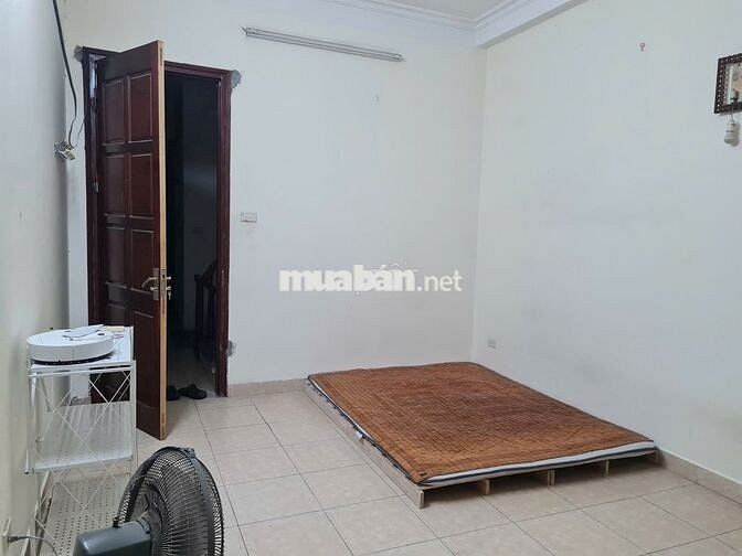 Cho thuê nhà theo từng phòng (đang trống phòng 30m2 tầng 2)