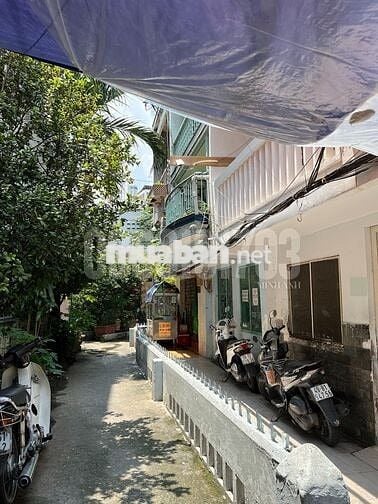 Nhà 2 tầng – 3 mặt thoáng ngay Trường Sa - 33m2 – Giá 3tỷ8